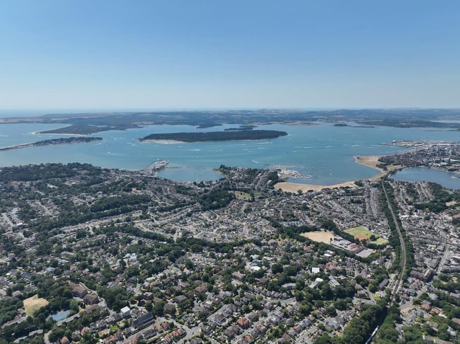 Entire Seaside Luxury Home With On Site Parking! Poole Exterior photo