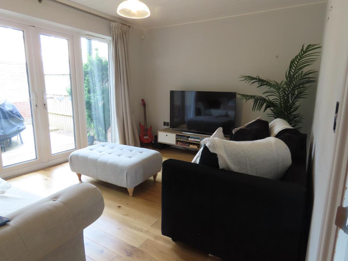 Entire Seaside Luxury Home With On Site Parking! Poole Exterior photo