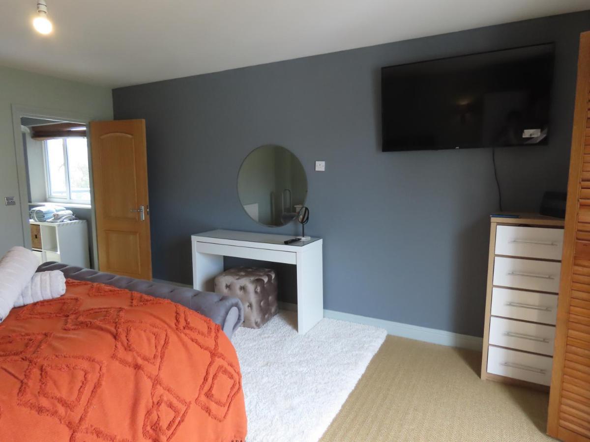 Entire Seaside Luxury Home With On Site Parking! Poole Exterior photo