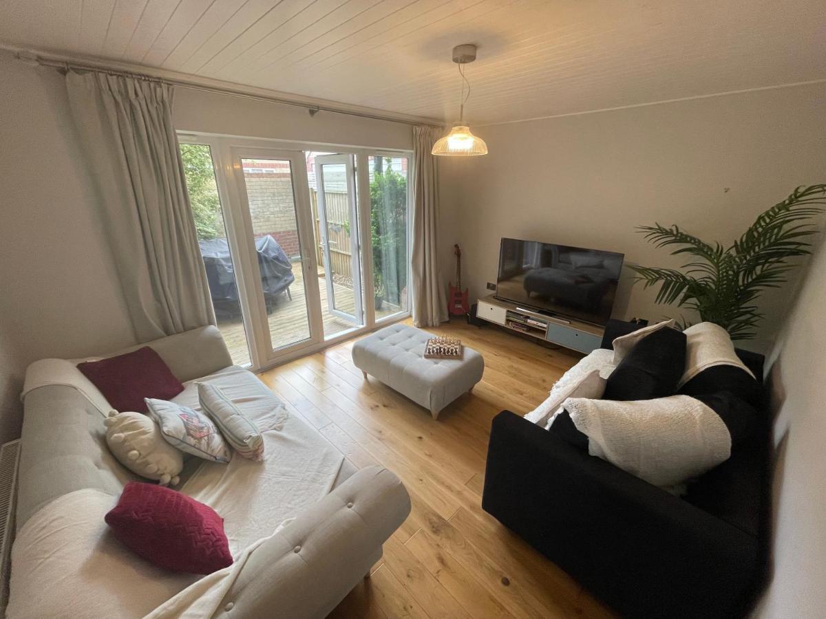 Entire Seaside Luxury Home With On Site Parking! Poole Exterior photo